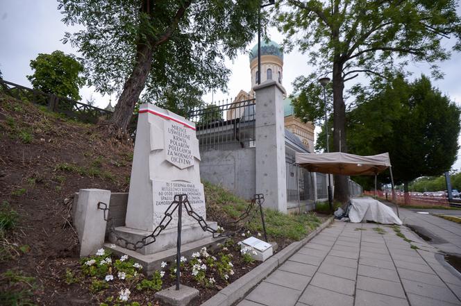 Tablica przy murze cmentarza prawosławnego w Warszawie