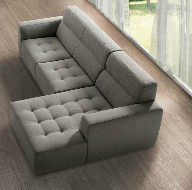 Pikowana sofa w salonie
