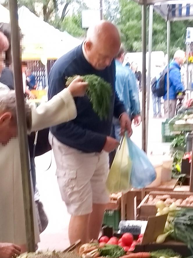 Janusz Korwin-Mikke z żoną i dzieckiem na zakupach.