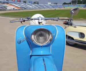 Osy kręciły kółka na stadionie żużlowym w Lesznie. Ogólnopolski zlot skuterów Osa Osieczna-Leszno 