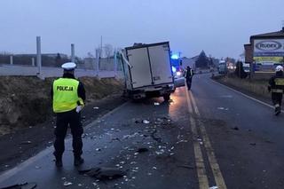 Radomsko: Zderzenie busa z tirem na DK 42. Nie żyje 55-latek, droga jest teraz ZABLOKOWANA 