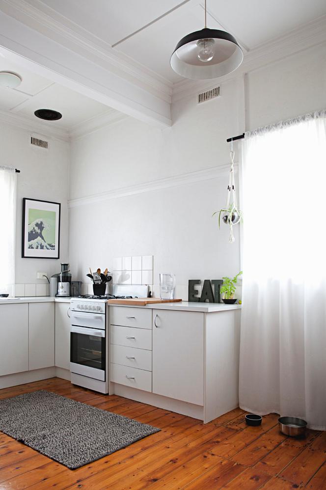 Skandynawskie mieszkanie: biała kuchnia