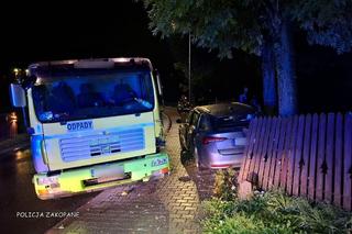 Kościelisko. Kraksa śmieciarki z osobówką. Skoda wylądowała na płocie posesji
