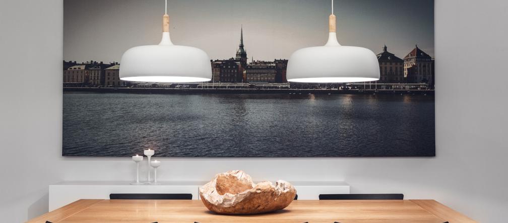Modernistyczna aranżacja wnętrza: domu z antresolą