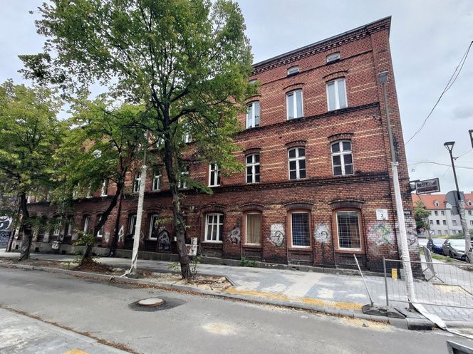 Horror na imprezie. Krystian został znienacka skatowany. Bandzior skakał mu po głowie