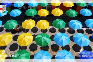 Kolorowe parasole nad połczyńskim deptakiem