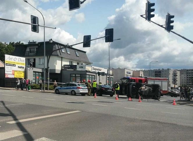 Kolizja na Sokołowskiej w Siedlcach. Jedno auto przewróciło się na bok