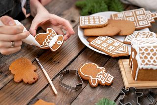 Jak zrobić lukier do pierniczków? Oto prosty przepis. Wystarczą dwa składniki