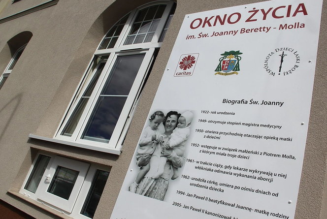 Aktualizacja: Ojciec zgłosił się po dziecko. Dwumiesięczna dziewczynka znaleziona w oknie życia w Koszalinie