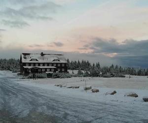 Śnieg i lód na górskich szlakach. Apelują o ostrożność