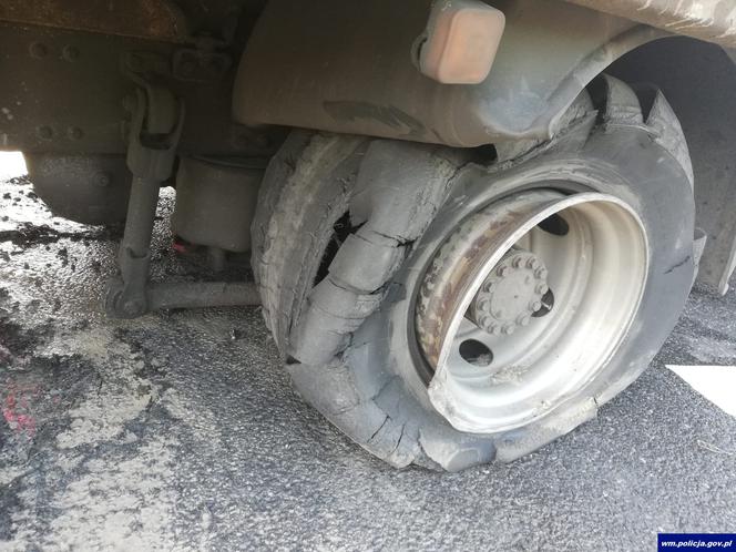 Karambol na trasie S7 pod Olsztynem - przepakowywali ładunek na pasie autostrady