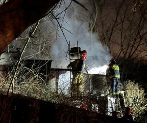 Tragiczny pożar domu na Mokotowie. Strażacy znaleźli zwłoki mężczyzny