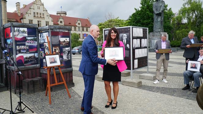 Uroczystość otwarcia wystawy o Poznańskim Czerwcu 1956 na Placu Mickiewicza