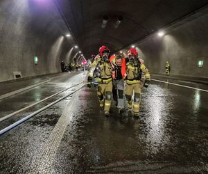 Tunel na Zakopiance został zamknięty. Przeprowadzono specjalną akcję służb ratunkowych