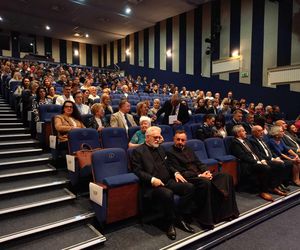 Podczas uroczystej ceremonii inauguracji nowego roku akademickiego 2024/2025 odbyła się tradycyjna immatrykulacja studentów i studentek pierwszego roku.