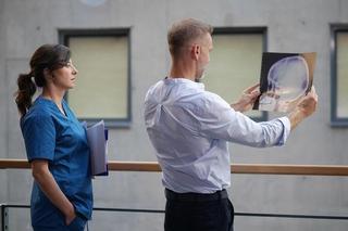 Pierwsza miłość odc. 3702. Adam Biernacki (Krystian Wieczorek), Małgosia (Ewa Rodart)