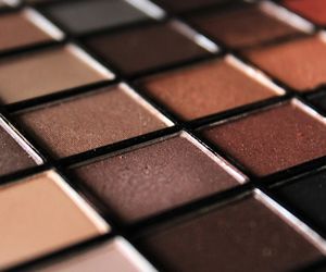 Avon wzmacnia współpracę z Rossmannem.  Kultowe zapachy i bestsellery makijażowe dostępne  od lipca w całej Polsce w drogeriach Rossmann