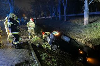 Samochód wpadł do rzeki. Pilna akcja strażaków pod Warszawą 