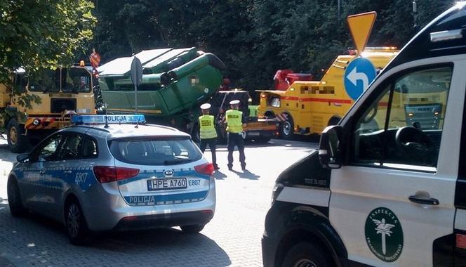 Kombajn spadł z naczepy - tak się kończy kiepskie zabezpieczanie ładunku