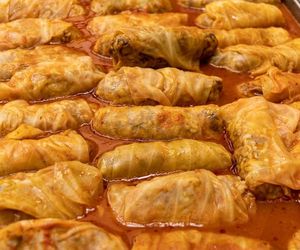 Gołąbki po żydowsku, czyli holiszki. Poznaj wyjątkowe danie, Idealne na rodzinny obiad