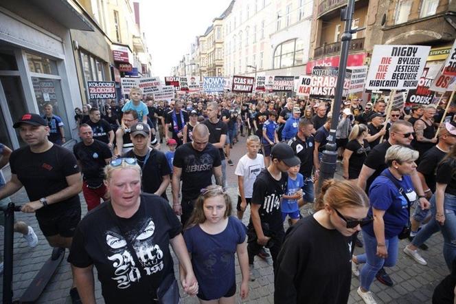 Czarna manifestacja kibiców Ruchu Chorzów