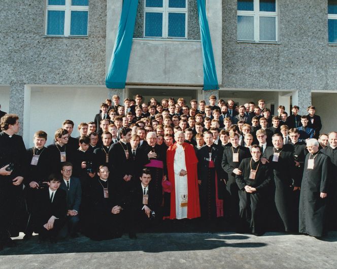 Jan Paweł II przed budynkiem Wyższego Seminarium Duchownego w Koszalinie. 