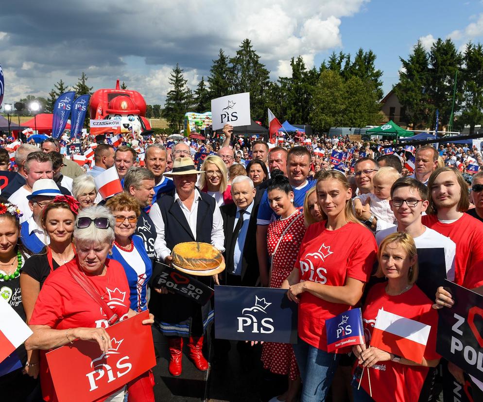 Ile kosztują pikniki Rodzina plus organizowane przez PiS? Same gadżety za krocie!