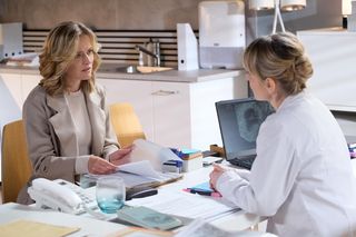 M jak miłość odc. 1877. Julia (Marta Chodorowska), lekarka (Małgorzata Majewska)