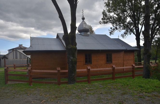 To dawna małopolska wieś rycerska. Znajduje się w niej najpiękniejsza łemkowska cerkiew