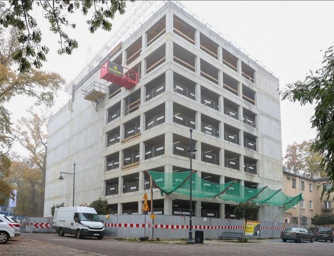 Wielopoziomowe parkingi w Łodzi już stoją. Wiemy, kiedy wjadą tu auta