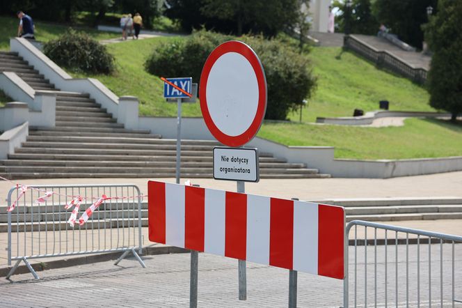 Przed sobotnim koncertem trwa budowa sceny na pl. Zamkowym w Lublinie