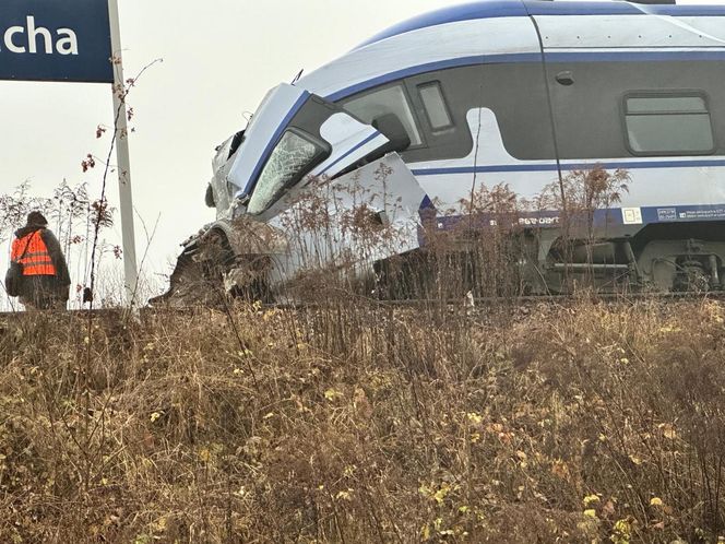 Zderzenie pociągu z ciężarówką. Skład PKP Intercity się wykoleił. Trwa akcja ratunkowa