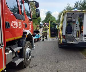 Zderzenie ciągnika z osobówką na drodze ze Szczuczyna do Niećkowa. Dwie osoby w szpitalu [ZDJĘCIA]