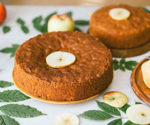 Ciasto jabłkowe bez mąki i cukru. Zdrowe i tak pyszne, że zaraz upieczesz kolejne