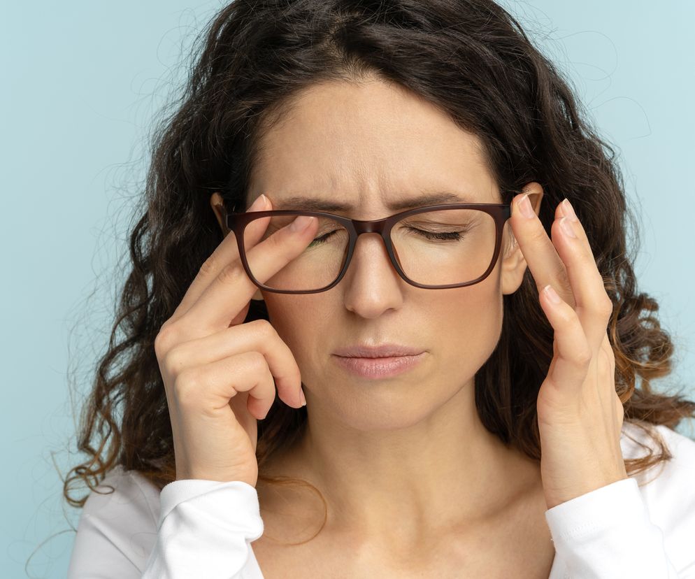 kobieta z ocznym trądzikiem