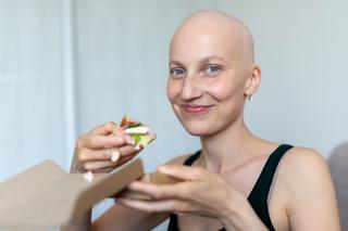 Alopecja mocniej dotyka kobiet. Łysienie plackowate - przyczyny, objawy i leczenie
