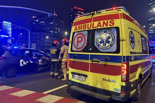 Wypadek karetki na rondzie ONZ w Warszawie. Ambulans zderzył się z taksówką na aplikację