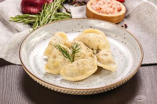 Te pierogi niemal rozpływają się w ustach. Odrobina masła sprawi, że ciasto będzie idealne