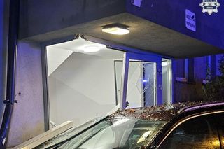 Pijany kierowca wjechał w blok i uciekł. Potem rozpętał awanturę