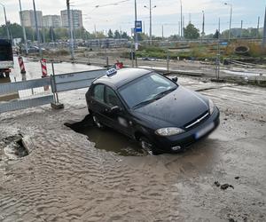 Droga zapadła się pod samochodem