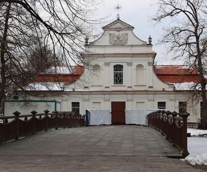 Kościół pw. św. Jana Nepomucena w Zwierzyńcu. Tak „kościół na wodzie” prezentuje się zimą