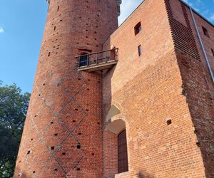 Przez to miasto Kujawsko-Pomorskiem nie da się przejść niezauważonym. Na turystów patrzy ponad 200 par kamiennych oczu. Wszędzie są twarze!