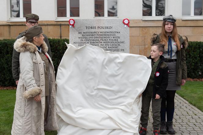 W Toruniu odsłonięto piękną tablicę, upamiętniającą obchody 100-lecia odzyskania niepodległości