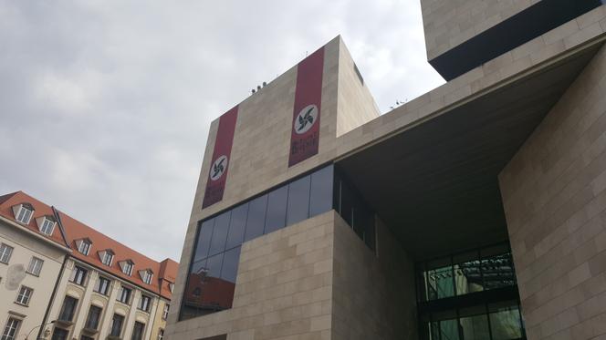 Te flagi na Teatrze Capitol wzbudzają sporo kontrowersji. Nawiązanie do symboliki nazistowskiej to nie przypadek [AUDIO]