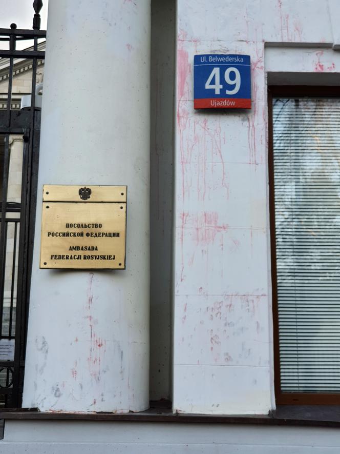 Rosyjska ambasada oblana czerwoną farbą. Zniszczono również flagę Rosji