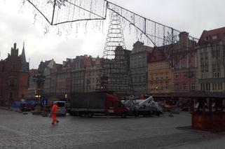 Montują choinkę na rynku. Jak będzie wyglądać drzewko w centrum Wrocławia? [ZDJĘCIA]