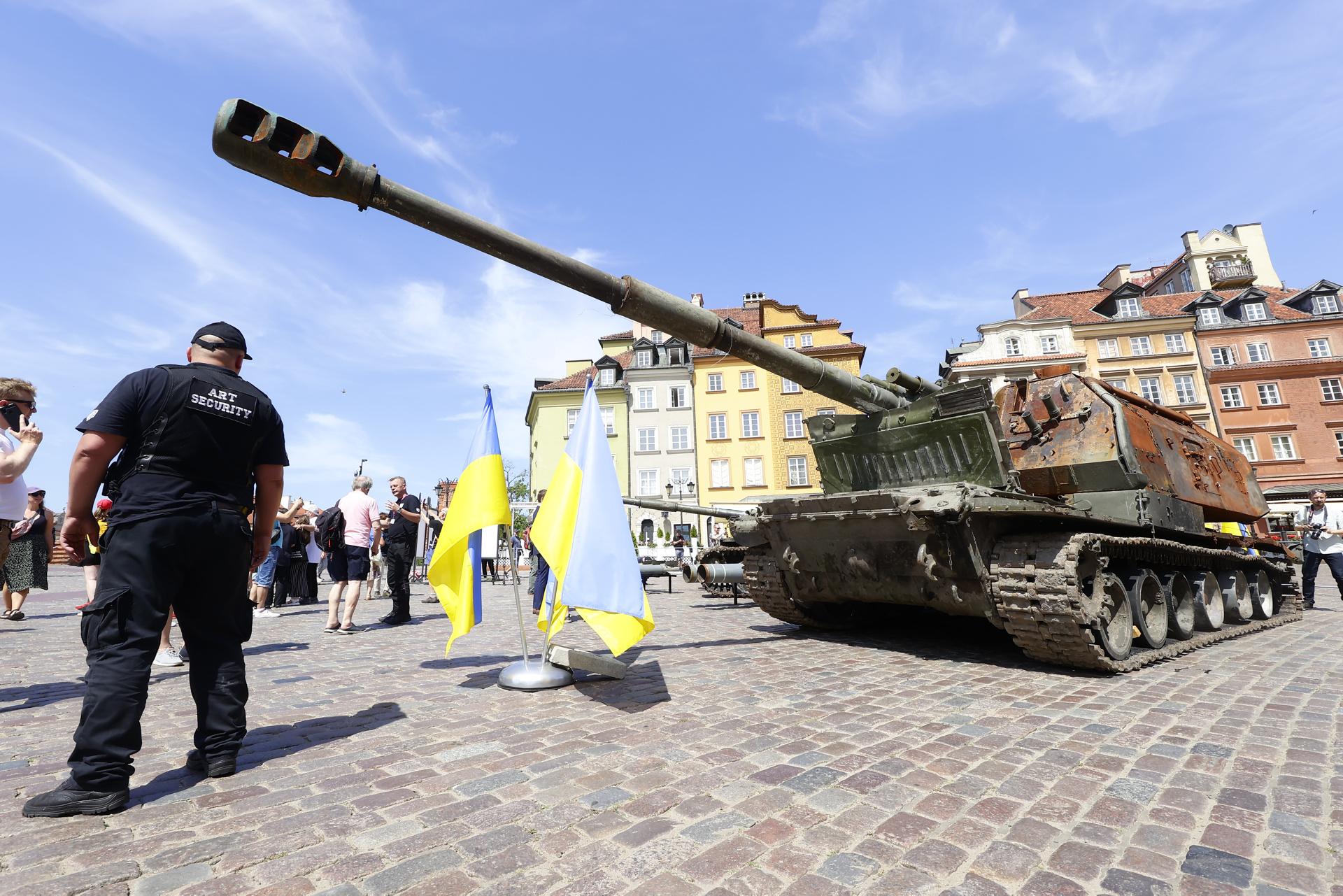 Rosyjskie czołgi w Warszawie! Pancerne bestie straszą na Placu Zamkowym