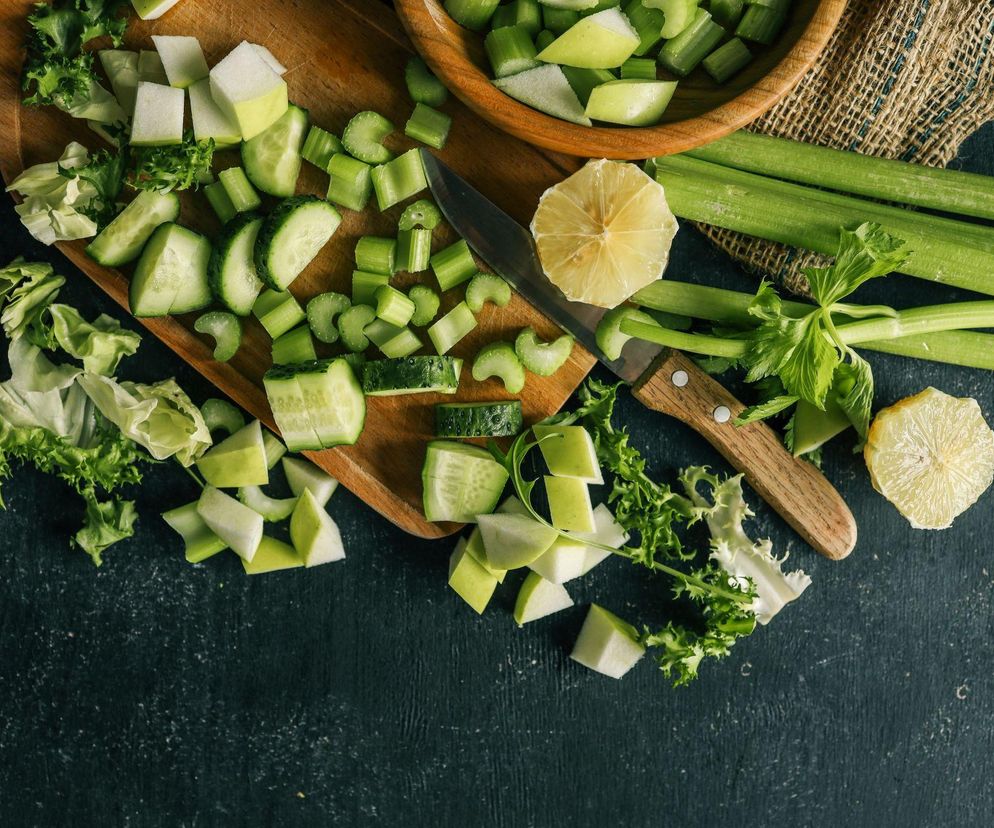 Chrupiąca surówka z selera naciowego i ogórka – lekka i pyszna sałatka do obiadu