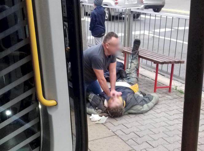 Trwa reanimacja mężczyzny na przystanku tramwajowym przy Okopowej