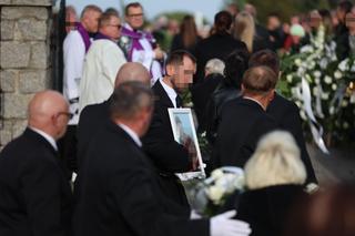 Biały miś obok urny Oliwierka rozrywa serca. Chłopiec zginął z rodzicami w tragicznym wypadku na A1